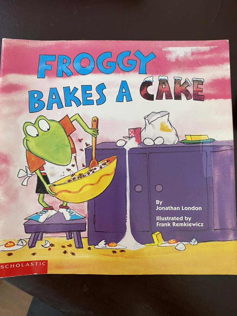 Froggy Bakes a Cake